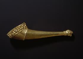 Aus Originalteilen rekonstruierter goldener Trinkhornbeschlag aus dem Fund von Maikop