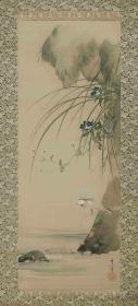 Blumen und Vogel an einem Wasserlauf