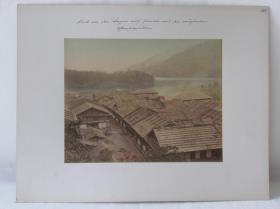 Blick von den Bergen auf Yumoto mit den rauchenden Schwefelquellen