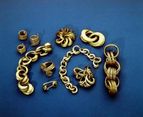 Hortfund mit Locken- und Spiralringen (Auswahl der verschiedenen Schmucktypen)