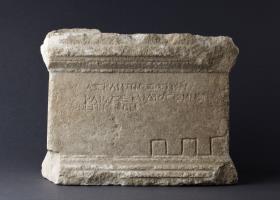 Kleiner Altar mit Weihinschrift für Heilgottheiten (Asklepios Soter und Hygieia) von Diogenes und Epineikos