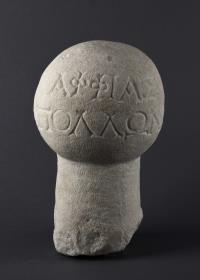 Cippus mit Inschrift