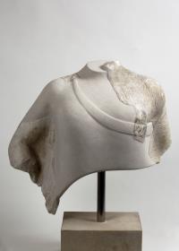 Fragment vom Oberkörper einer weiblichen Figur (Kore)