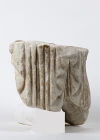 Fragment von der linken Hüfte einer Korenstatue