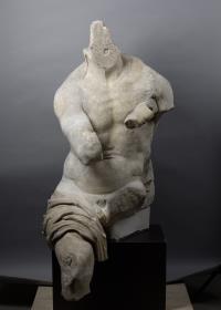 Sitzende männliche Figur