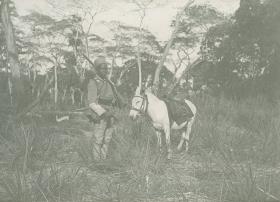 Mein Massai-Esel mit Askari. Unweit des Mbarargendu - Flusses