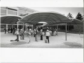 Enka GmbH, Mit Kunststoffplane überdachter Vorplatz einer Schule