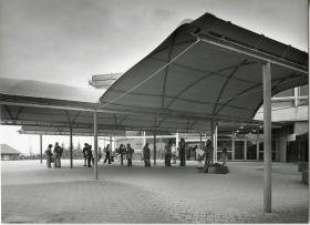 Enka GmbH, Mit Kunststoffplane überdachter Vorplatz einer Schule