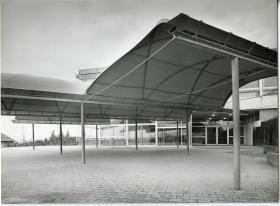 Enka GmbH, Mit Kunststoffplane überdachter Vorplatz einer Schule
