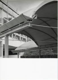 Enka GmbH, Detail eines Kunststoffplanen-Vordachs
