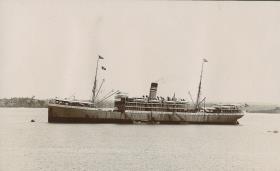 Der "Kronprinz" im Hafen von Daressalam.