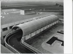 Enka GmbH, Mit Kunststoffplanen überdachte Zufahrt (Motorama München?)