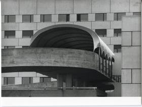 Enka GmbH, Mit Kunststoffplanen überdachte Zufahrt (Motorama München?)