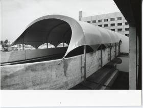 Enka GmbH, Mit Kunststoffplanen überdachte Zufahrt (Motorama München?)
