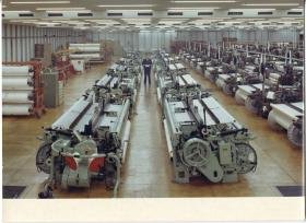 Enka GmbH, Blick in einen Fabriksaal mit Textilmaschinen