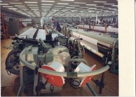 Enka GmbH, Arbeiter in einem Fabriksaal mit Textilmaschinen