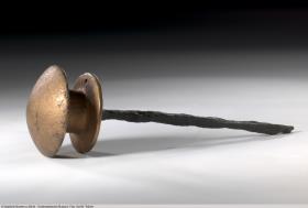 Ziernagel mit Bronzekopf