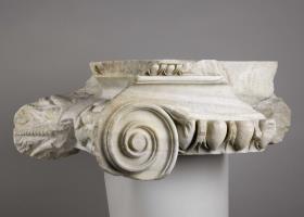 Ionisches Säulenkapitell (Typ C) mit Blitzbündeln des Großen Altars in Pergamon