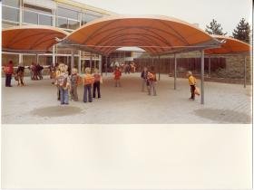 Enka GmbH, Mit Kunststoffplane überdachter Vorplatz einer Schule