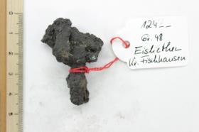 Verschmolzene Eisen- und Bronzefragmente