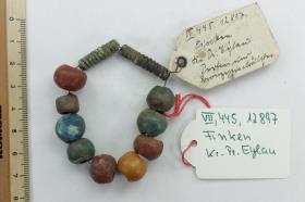 Kette aus Glasperlen und Bronzespiralen