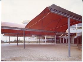 Enka GmbH, Mit Kunststoffplane überdachter Vorplatz einer Schule