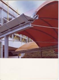 Enka GmbH, Detail eines Kunststoffplanen-Vordachs einer Schule