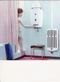Junkers, Warmwassergerät im Badezimmer (Frau in der Dusche)