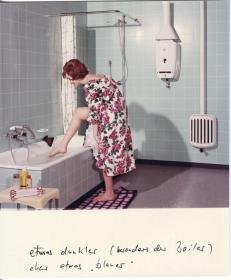 Junkers, Warmwassergerät im Badezimmer (Frau an der Badewanne)