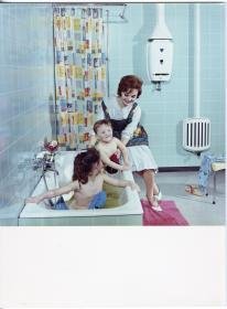 Junkers, Warmwassergerät im Badezimmer (Mutter badet zwei Kinder in der Wanne)