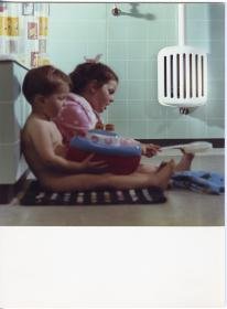 Junkers, Warmwassergerät im Badezimmer (Kinder im Badezimmer)