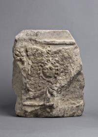 Fragment eines Rankenfrieses mit Ägis