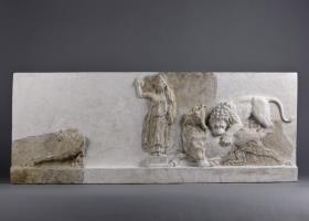 Relief mit dem Idol der Athena Polias (Palladion) und Tierkampfgruppen