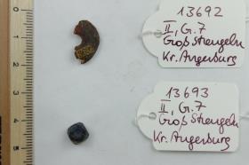 Bernsteinperlen-Fragment; Glasperle