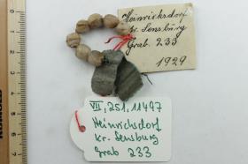 Kette aus Glasperlen und Bronzebleche