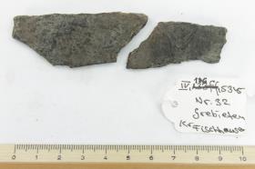 Messer- oder Scherenfragment