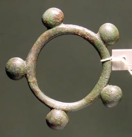 Ring mit fünf kugeligen Knöpfen