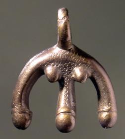 Amulett aus drei Phalli zusammengesetzt, daran ein Ringhenkel