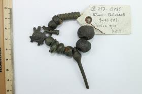 Kette aus Bronzenadeln, Bronzeperlen, Glasperlen, Bronzespiralen, Bronzeanhänger