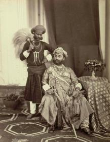 Maharaja Tukaji Rao II mit Begleiter