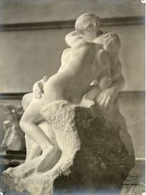 Der Kuß im Atelier du Dépôt des marbres