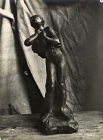 Die Badende (Baigneuse aux sandales) im Atelier du Dépôt des marbres (?)