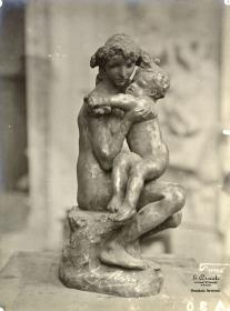 Bruder und Schwester vor dem Höllentor im Atelier du Dépôt des marbres