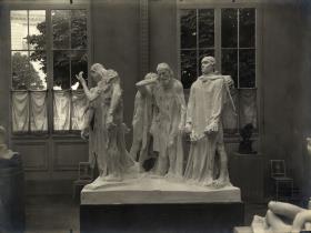 Die Bürger von Calais im Pavillon de l'Alma, im Hintergrund rechts Der Denker