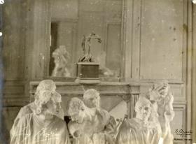 Die Bürger von Calais in der Folie Payen, auf dem Kamin Perseus und Medusa