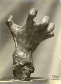 Die verkrampfte Hand im Atelier Druets, vertikal aufgesockelte Version