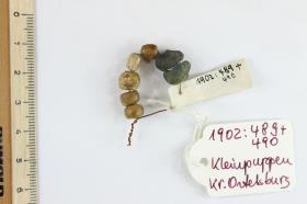 Kette aus Glasperlen und Bronzeperlen