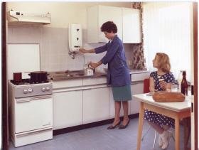 Junkers, Küche mit Junkers-Warmwasserboiler in modernem Einfamilienhaus in Kronberg/Taunus