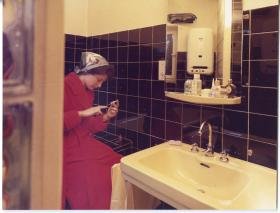 Junkers, Badezimmer mit Junkers-Warmwasserboiler in modernem Einfamilienhaus in Kronberg/Taunus