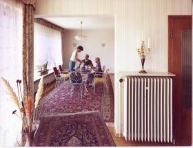 Junkers, Kaffeetrinken im Wohnraum mit Zentralheizung in modernem Einfamilienhaus in Kronberg/Taunus